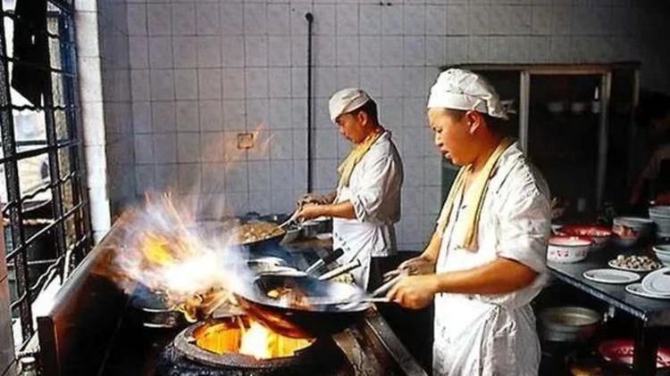 那怎么办呢？难道，要自己溜进去吗？或许，也只有这一种合适的办法了。